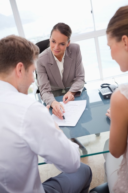 Zdjęcie businesswoman składając ofertę