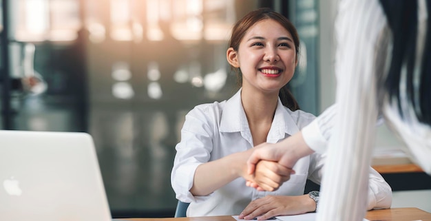 Businesswoman Uścisk Dłoni Do Pracy Zespołowej Fuzji I Przejęć Biznesowych, Udane Negocjacje, Uścisk Dłoni, Dwie Businesswoman Uścisk Dłoni Z Partnerem Do świętowania.