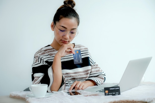 Businesswoman Używa Karty Kredytowej Do Zakupów Online Z Domu Za Pomocą Laptopa.