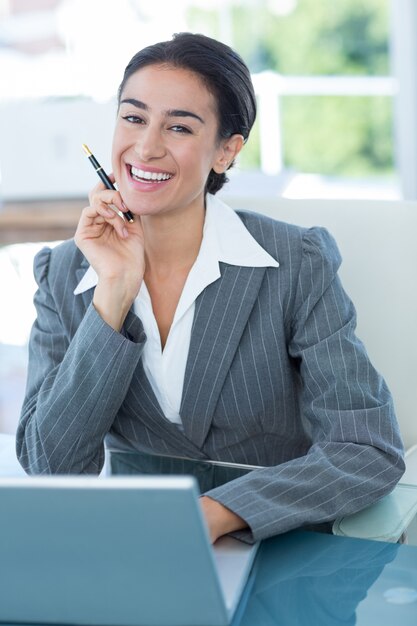 Businesswoman za pomocą laptopa