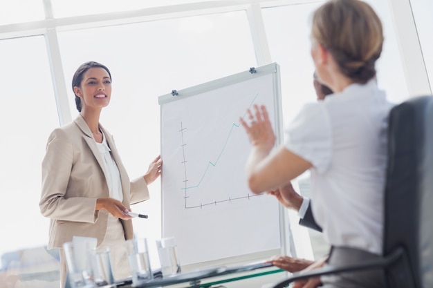 Businesswoman zadając pytanie koledze