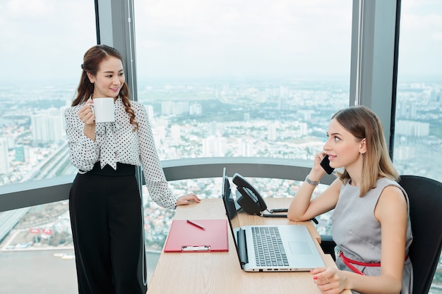 Businesswomen pracujących w biurze