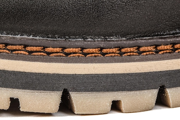 Zdjęcie but z igłową silną szwówką szwu z bliska wyizolowany na białym tle