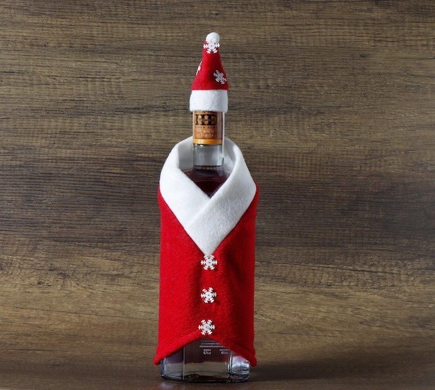 Butelka alkoholu w symbolicznej noworocznej czerwonej sukience