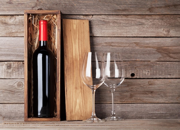 Butelka czerwonego wina i kieliszki do wina