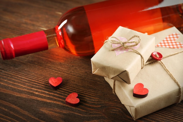 Butelka czerwonego wina i pudełko na drewnianym tle
