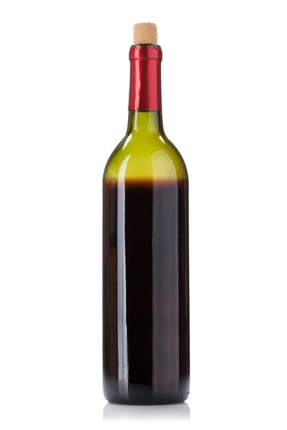 Butelka czerwonego wina na białym tle