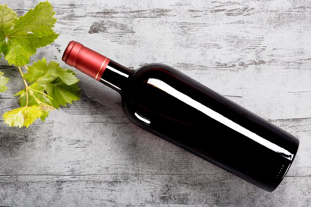 Zdjęcie butelka czerwonego wina na stole