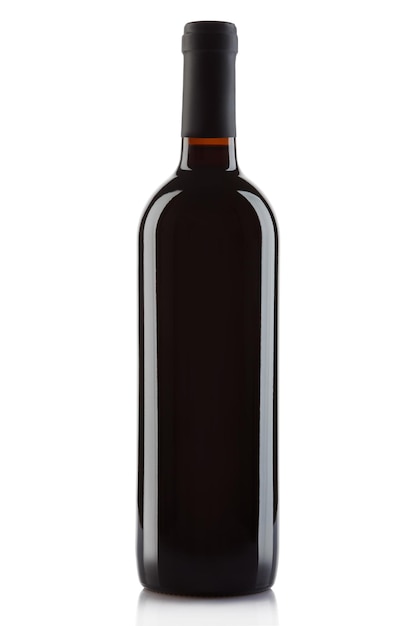 Zdjęcie butelka czerwonego wina wyizolowana na białej ścieżce przycinającej