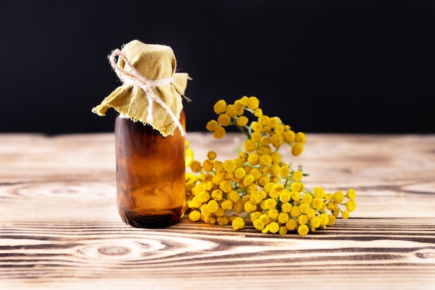 Butelka domowego olejku z wrotyczu pospolitego i kwiatów wrotyczu domowego Kosmetyki domowe