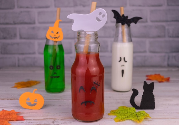 Butelka halloweenowego drinka z upiorną twarzą na wierzchu