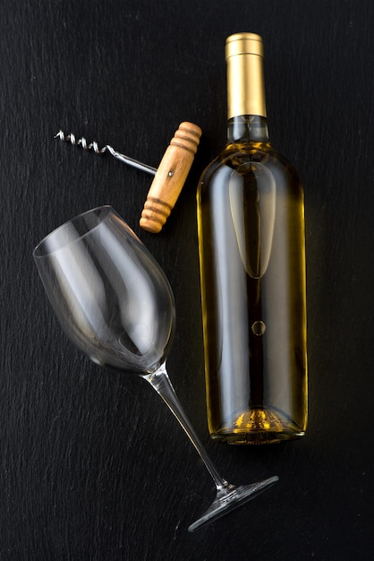 Butelka i kieliszek białe wino i korkociąg