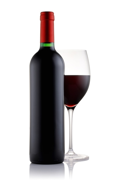 Butelka i kieliszek wypełniony czerwonym winem na białym tle