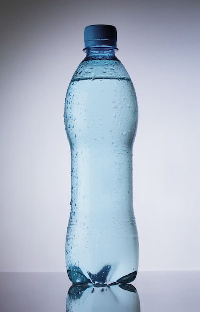 Butelka kropli czystej wody
