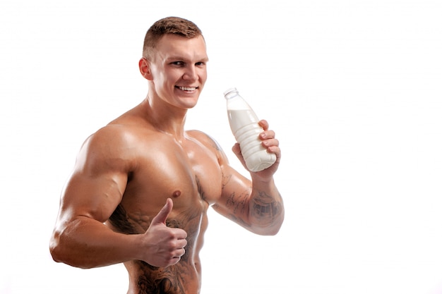 Butelka mleka w rękach sportowca, zdrowego człowieka. tatuaż
