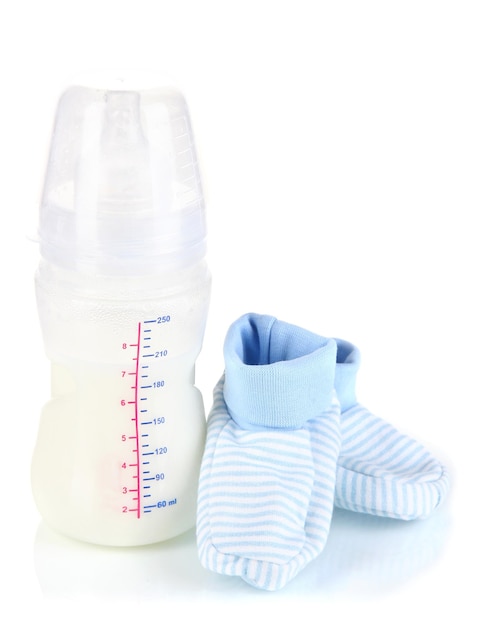 Butelka na mleko z bucikami na białym tle