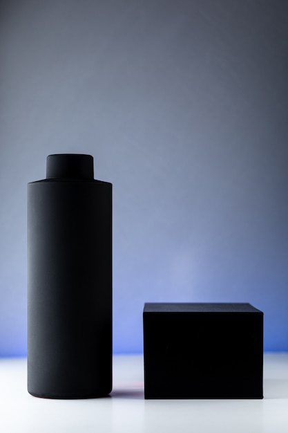 Zdjęcie butelka na szampon i czarne pudełko
