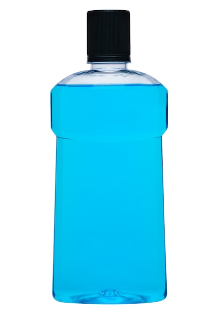 butelka niebieskiego płynu do płukania jamy ustnej na białym tle
