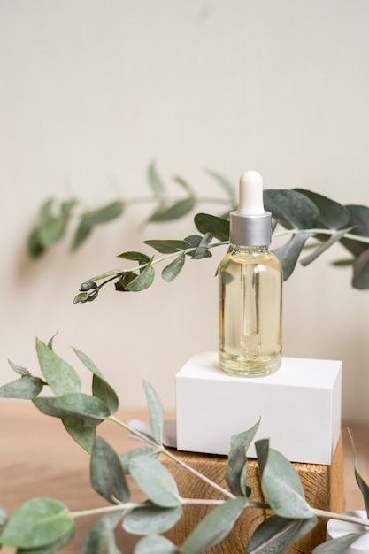 Butelka olejku eterycznego ze świeżymi liśćmi eukaliptusa