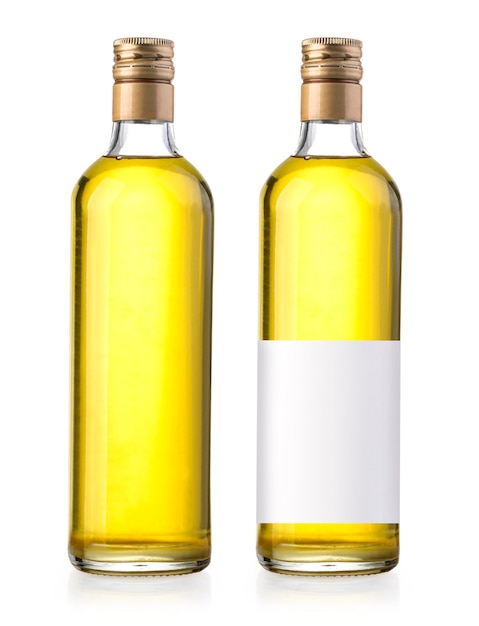 Butelka oliwy z oliwek na białym tle z pustą etykietą zawiera ścieżkę przycinającą
