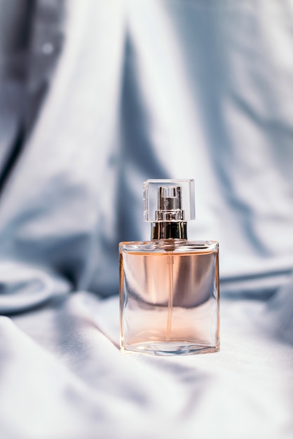 Butelka Pachnących Perfum Dla Kobiet Na Jedwabnej Tkaninie