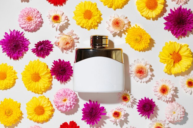 Butelka perfum dla kobiet w pąkach kwiatowych z bliska