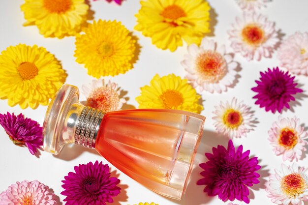 Butelka perfum dla kobiet w pąkach kwiatowych z bliska