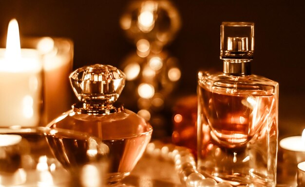 Butelka perfum i zapach vintage na glamour toaletce w nocy biżuteria z pereł i wody perfumowane jako prezent świąteczny prezent luksusowej marki kosmetycznej
