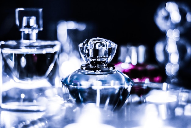 Butelka perfum i zapach vintage na glamour toaletce w nocy biżuteria z pereł i wody perfumowane jako prezent świąteczny prezent luksusowej marki kosmetycznej