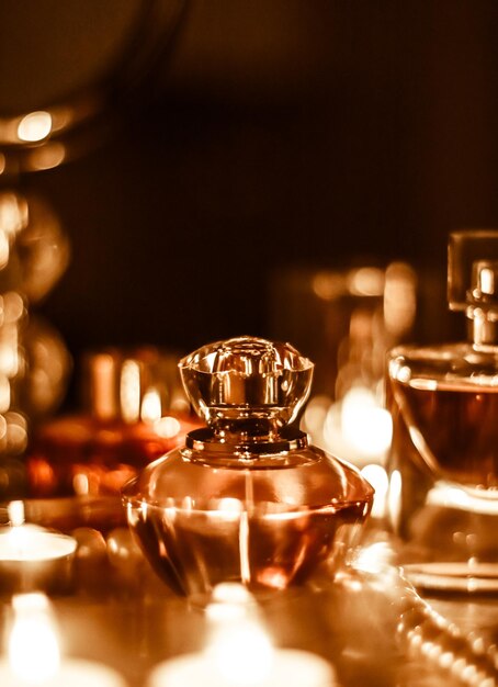 Butelka perfum i zapach vintage na glamour toaletce w nocy biżuteria z pereł i wody perfumowane jako prezent świąteczny prezent luksusowej marki kosmetycznej