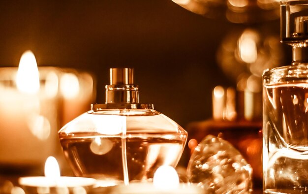 Butelka perfum i zapach vintage na glamour toaletce w nocy biżuteria z pereł i wody perfumowane jako prezent świąteczny prezent luksusowej marki kosmetycznej