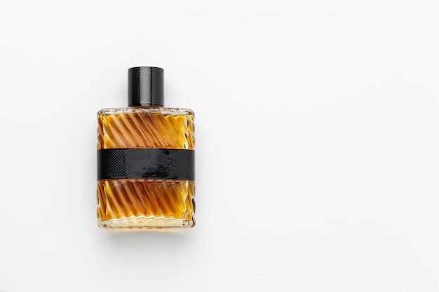 Butelka perfum na białym tle