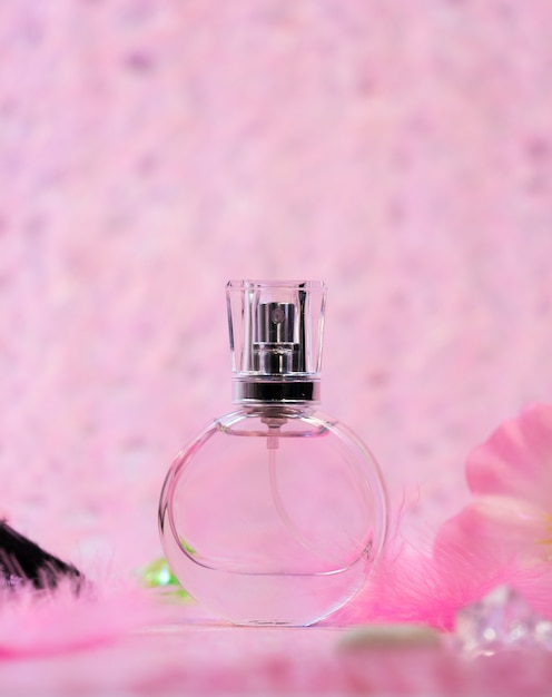 Butelka Perfum Na Różowym Tle