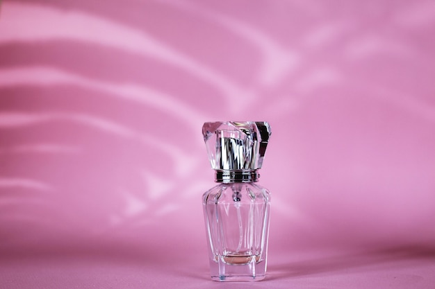 Zdjęcie butelka perfum na różowym tle