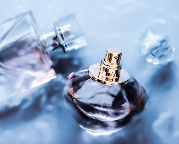 Butelka perfum pod błękitną wodą świeży morski nadmorski zapach jako zapach glamour i woda perfumowana jako prezent świąteczny luksusowe piękno spa marka obecna
