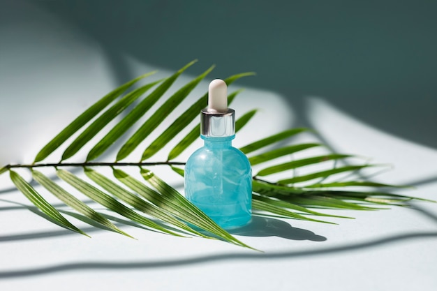 Butelka serum do twarzy z gałązką palmową