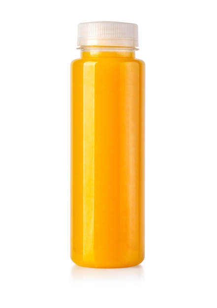 Butelka soku pomarańczowego na białym tle ze ścieżką przycinającą