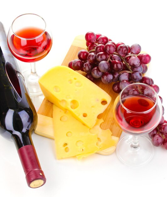 Butelka świetnego wina z kieliszkami i serem na białym tle