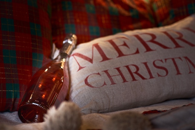 Butelka Szampana W łóżku. Przyjęcie Bożonarodzeniowe. Poduszka Z Napisem Merry Christmas.