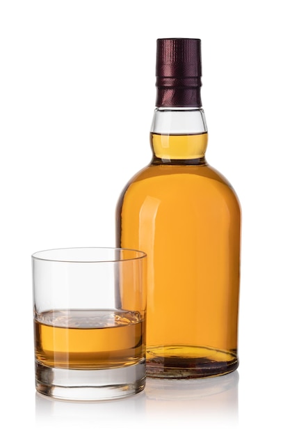 butelka whisky i szkło izolowane na białym tle