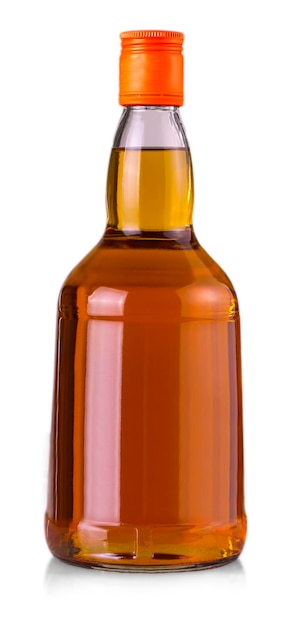Butelka whisky izolowana na białym tle z ścieżką wycinania