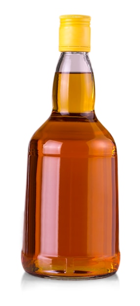 Butelka whisky izolowana na białym tle ze ścieżką przycinającą