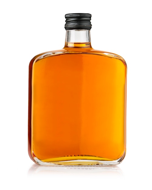 Zdjęcie butelka whisky na białym tle