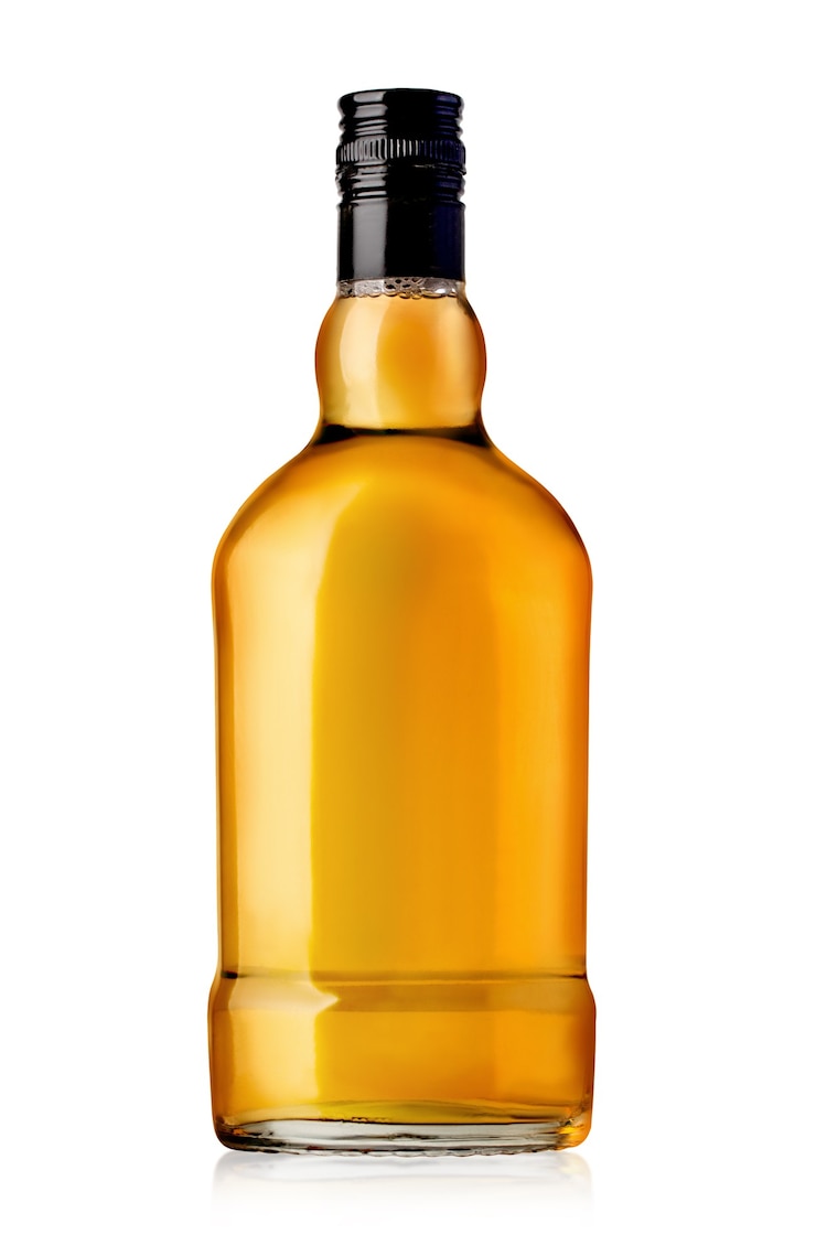 Zdjęcie butelka whisky na białym tle