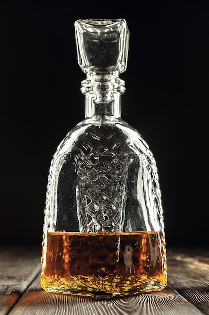 butelka whisky, rumu lub stojaki na alkohol