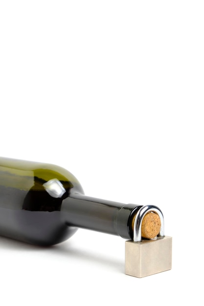 Butelka wina i blokada na szyi białe tło koncepcja zakazu picia