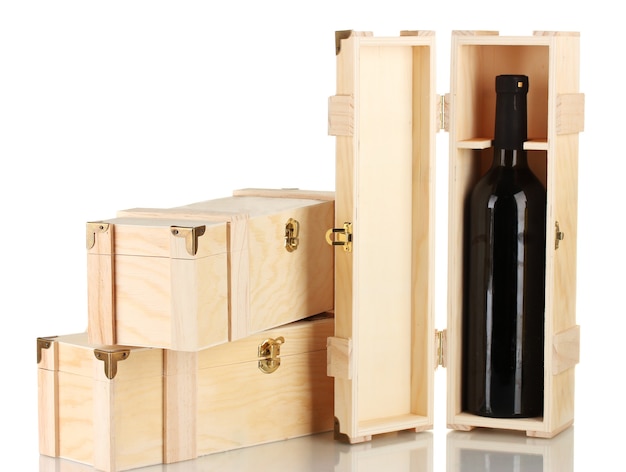 Butelka wina w drewnianym pudełku, na białym tle