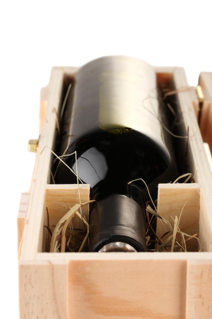 Butelka wina w drewnianym pudełku na białym tle