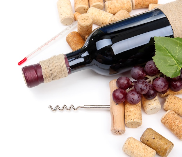 Butelka wina, winogron i korków, na białym tle