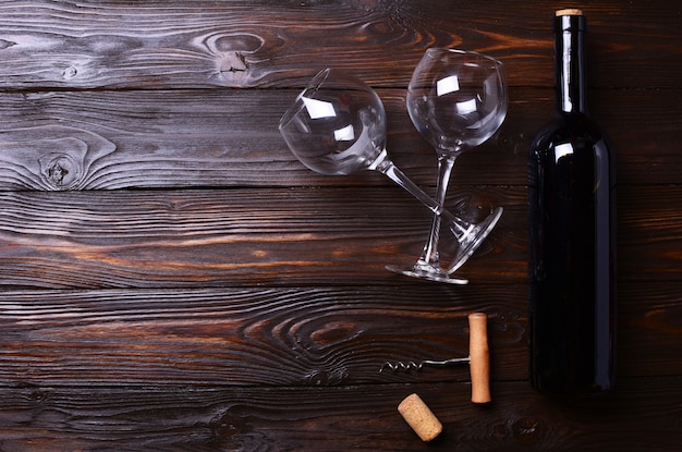 Butelka wino i szkła na drewnianym
